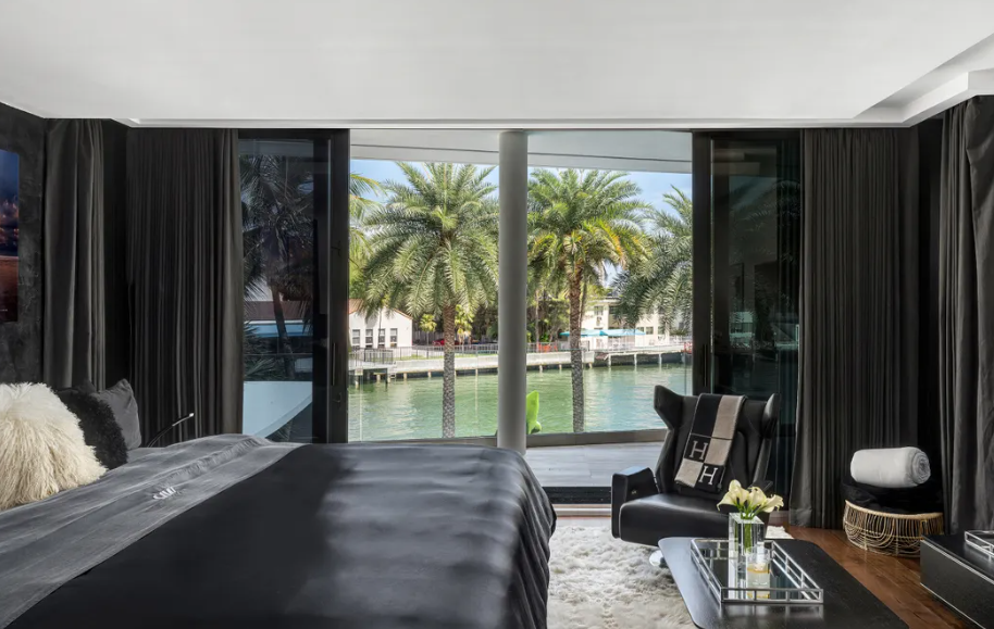 贡献, 豪宅还设有, src